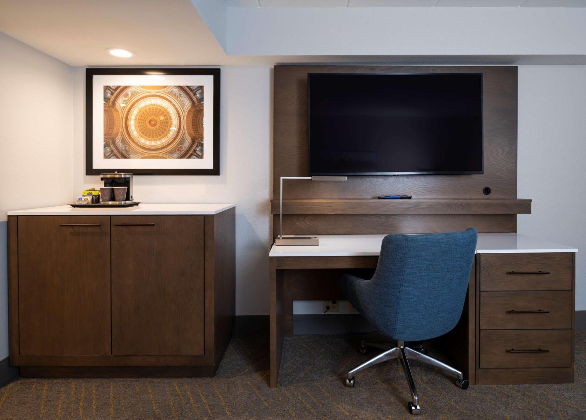 Doubletree By Hilton Madison East Otel Dış mekan fotoğraf